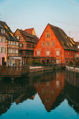 Obraz premium Colmar canal at early morning with rich orange reflection in still water