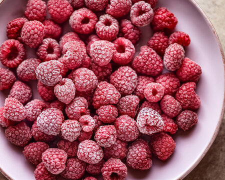 Gefrorene Himbeeren auf einem Teller