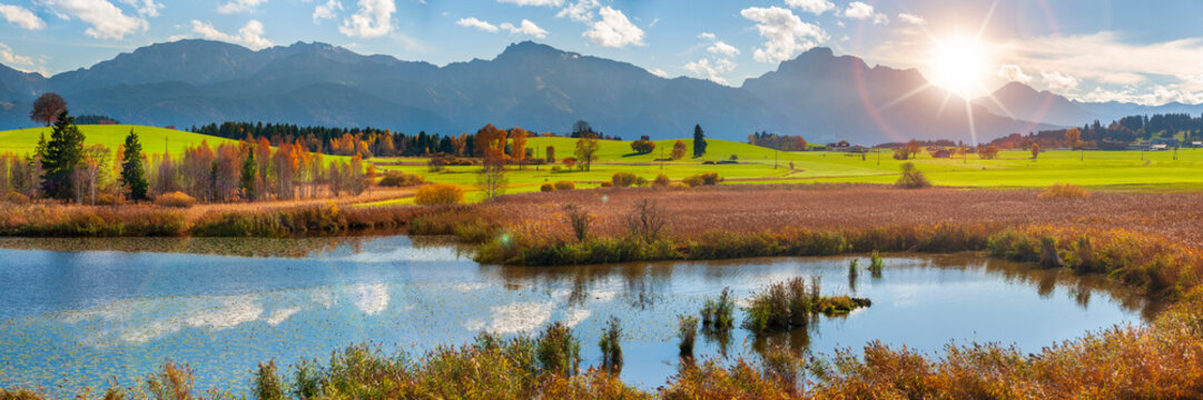 Blick &uuml;ber den Huttler Weiher bei Ro&szlig;haupten im Allg&auml;u zum S&auml;uling in den Alpen im Gegenlicht - FOTOMONTAGE