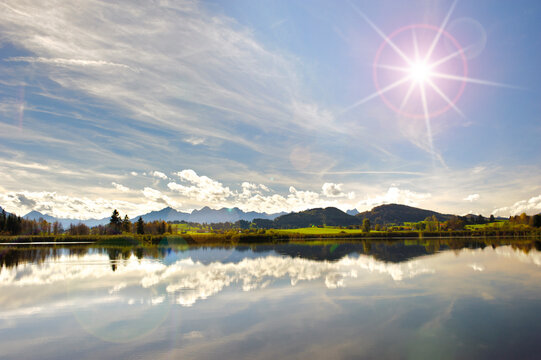 Im Allg&auml;u spiegeln sich die Berge auf der Wasseroberfl&auml;che des Sameister Weiher bei Ro&szlig;haupten