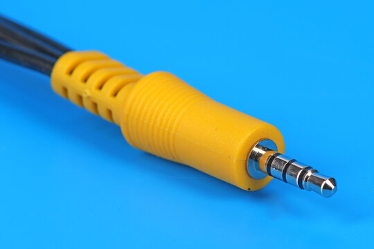 3,5 Mini jack connector for connecting audio and video signals.