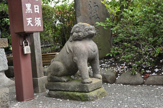 浅草寺 狛犬と石碑 横からの構図 日本の寺院