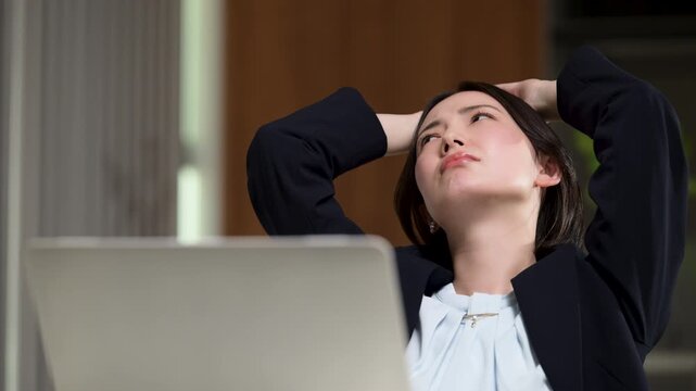 もう残業やだ～！仕事が終わらずにで悩む女性ビジネスシーン　転職やストレスと仕事の問題イメージ動画
