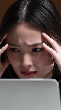 え、これってミスかな&hellip;？ヤバイ&hellip;と悩む憂鬱な心配な頭を抱える悩む女性ネガティブビジネスシーン　転職やストレスと仕事の問題イメージのクローズアップ縦動画