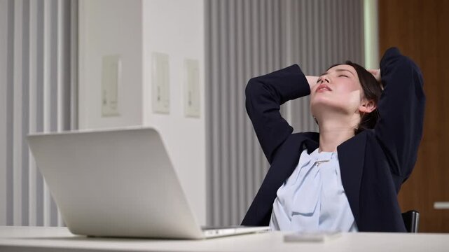 もう残業やだ～！仕事が終わらずにで悩む女性ビジネスシーン　転職やストレスと仕事の問題イメージ動画