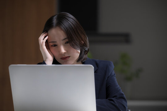 え、これってミスかな&hellip;？失敗して残業で仕事が終わらずにで悩む女性ネガティブビジネスシーン　転職やストレスと仕事の問題イメージ