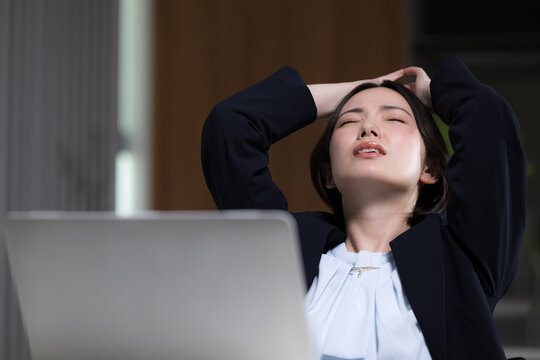 もう残業やだ～！仕事が終わらずにで悩む女性ビジネスシーン　転職やストレスと仕事の問題イメージ