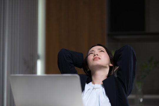 もう残業やだ～！仕事が終わらずにで悩む女性ビジネスシーン　転職やストレスと仕事の問題イメージ