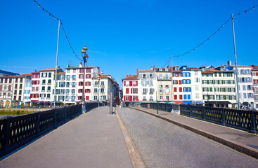 Widok na most i zabytkowe kolorowe kamienice, Bayonne, Francja, View of the bridge and colorful historic houses, Bayonne, France © 123108 Aneta