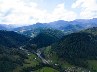 Obraz premium Drone View Carpathian Mountains Dzembronya Village Valley River Forest Landscape Ukraine