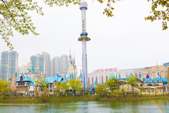 Lotte World Gyro Drop tower with Seoul city skyline and Seokchon Lake view