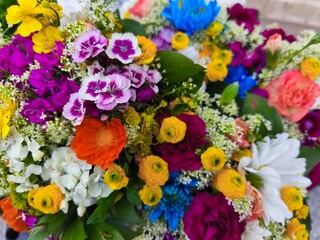 Fototapeta premium Colorful mixed flower bouquet close-up – vibrant spring floral arrangement with roses, daisies and ranunculus
