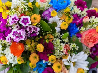 Fototapeta premium Colorful mixed flower bouquet close-up – vibrant spring floral arrangement with roses, daisies and ranunculus