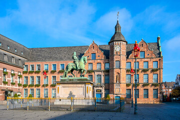 Fototapeta premium Dusseldorf City Hall or Rathaus with statue of an Wellem during sunny morning, Germany
