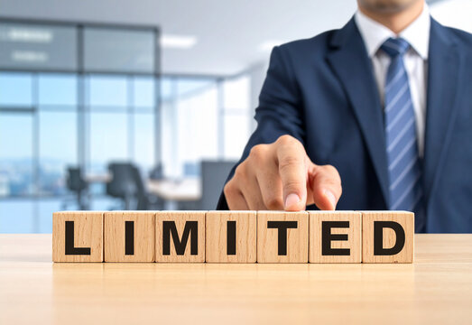 Limited - Geschäftsmann zeigt auf das Wort "Limited"