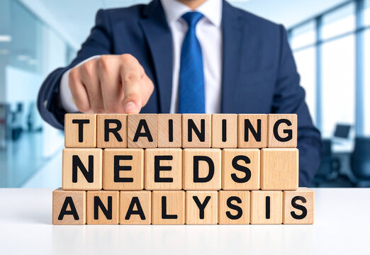Training needs Analysis - Geschäftsmann zeigt auf das Wort "Training needs Analysis"