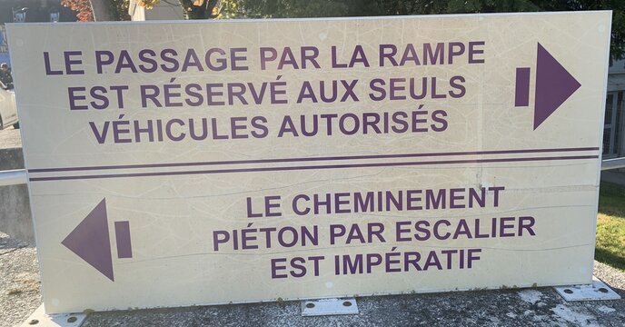 passage par la rampe r&eacute;serv&eacute; aux seuls v&eacute;hicules autoris&eacute;s, le cheminement pi&eacute;ton par escalier est imp&eacute;ratif
