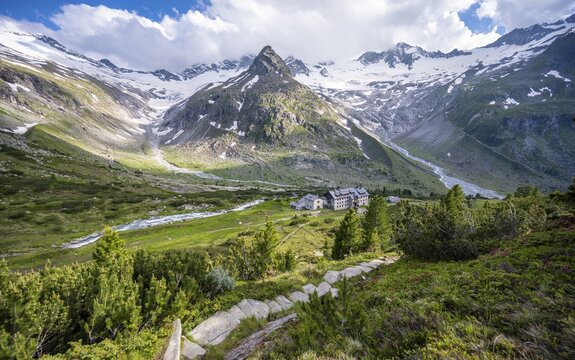 Berlin hut on the Berliner H&ouml;henweg, Steinmandl mountain peak, Waxeggkees and Hornkees glaciers, Zillertal Alps, Zillertal, Tyrol, Austria