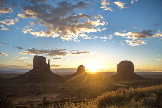 Sunrise, mesas West Mitten Butte, East Mitten Butte, Merrick Butte, Scenic Drive, Monument Valley, Monument Valley Navajo Tribal Park, Navajo Nation, Arizona, Utah, USA