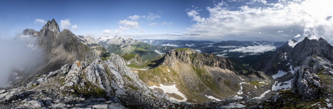 Mountain panorama, view from the summit of the western T&ouml;rlspitze, left summit and ridge of the Partenkirchner Dreitorspitze and Zugspitze, right Wettersteinwand, Wetterstein Mountains, Garmisch Partenkirchen, Bavaria, Germany