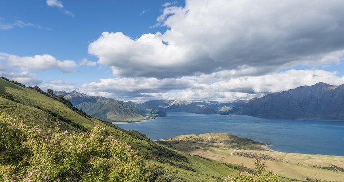 View of lake in mountain landscape, Lake Hawea, Otago, South Island, New Zealand