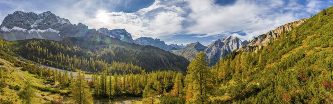 Alpine panorama in autumn, larches, mountains and mountain valleys, peaks from left to right Lamsenspitze, Schafkarspitze, Eiskarlspitze, Spritzkarspitze, Eng, Hinterri&szlig; municipality, Karwendel mountains, Karwendel Alpine Park, Tyrol, Austria