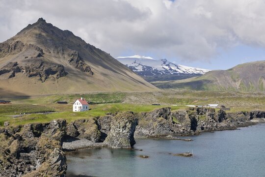 Lonely house at the harbour, Stapafell mountain and the Sn&aelig;felljoekull volcano at back, Arnarstapi, Sn&aelig;fellsness, Sn&aelig;fellsnes, Iceland, Europe