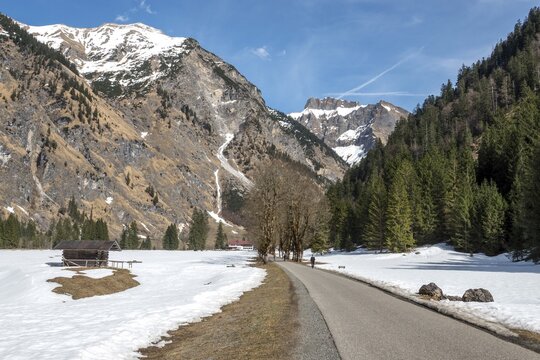 Oytalstra&szlig;e, Oytal, behind scratches and mountains of the Allg&auml;u Alps, Oytalhaus, Oberstdorf, Oberallg&auml;u, Allg&auml;u, Bavaria, Germany