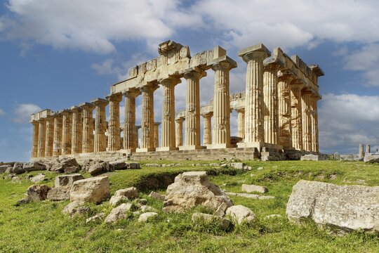 Ruins, ancient Greek temple E, also Hera temple, or temple of Hera, Lakinia or Iuno Lacinia, 460 to 450 BC, Doric peripteros, 6 &times; 13 columns, four-tiered substructure (crepis), archaeological sites of Selinunte, Parco Archeologico di Selinunte, Castelvetrano, municipal consortium of Trapani, Sicily, Italy, Mediterranean Sea