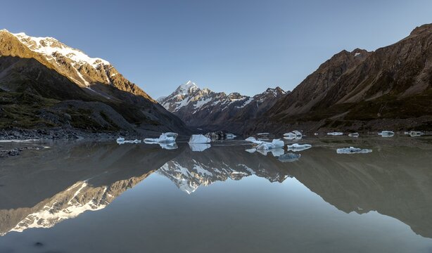 Mount Cook in morning light, sunrise, reflection in Hooker Lake with ice floes, panorama, Mount Cook National Park, Southern Alps, Hooker Valley, Canterbury, South Island, New Zealand