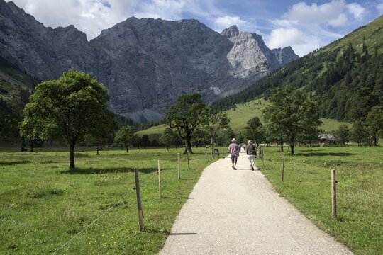 Path through Ahornboden to Eng, Eng Alm, Laliderer Walls mountains behind, Karwendel, Tyrol, Austria