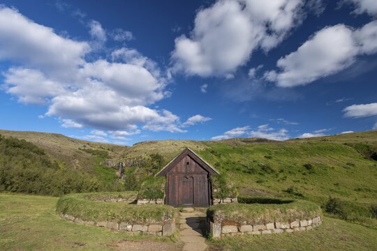 Wooden and peat buildings, replica, Viking farmhouse St&ouml;ng, open-air museum &THORN;j&oacute;&eth;veldisb&aelig;r, &THORN;j&oacute;rs&aacute;rdalsvegur, Iceland