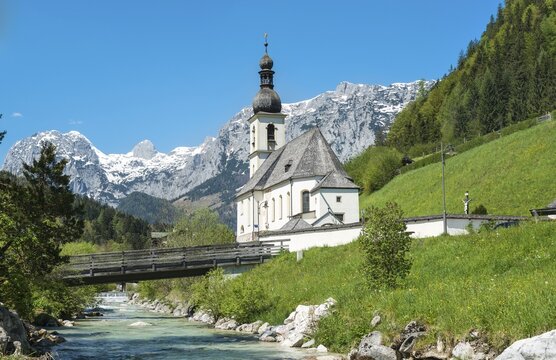 Parish church St. Sebastian, Ramsauer Ache, Reiteralpe in the background, Ramsau, Berchtesgaden area, Upper Bavaria, Bavaria, Germany