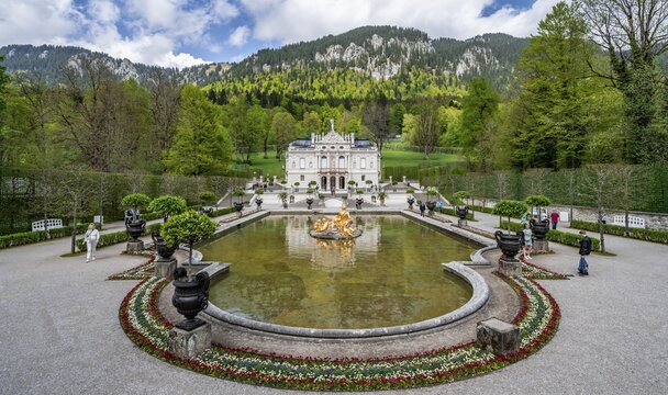 Royal Villa Linderhof Palace with fountain, municipality of Ettal, district of Garmisch Partenkirchen, Upper Bavaria, Bavaria, Germany