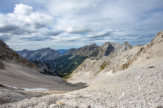View into the Schlauchkar and Karwendel valley from the Schlauchkar saddle, Vomper chain, Karwendel, Tyrol, Austria