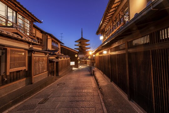 Lane, Yasaka dori historical alleyway in the old town with traditional Japanese houses, rear five-storey Yasaka pagoda of the Buddhist Hōkanji temple, evening mood, Kyoto, Japan