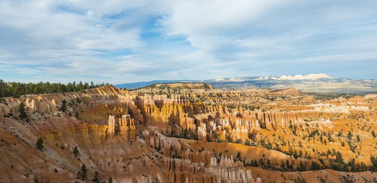 Bizarre landscape, reddish rocky landscape with fairy chimneys, sandstone formations, Bryce Canyon National Park, Utah, USA