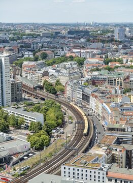View of tracks and S-Bahn Zug, S-Bahn station Hackescher Markt, Mitte, Berlin, Germany