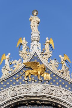 Gilded Lion, statue on the roof, St. Mark's Basilica, Basilica di San Marco, St. Mark's Square, Venice, Veneto, Italy