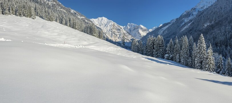 Oytal in winter, behind Schochen, 2100m, Schneck, 2268m, Himmelhorn, 2113m, and Gro&szlig;er Wilder, 2379m, near Oberstdorf, Oberallg&auml;u, Bavaria, Germany