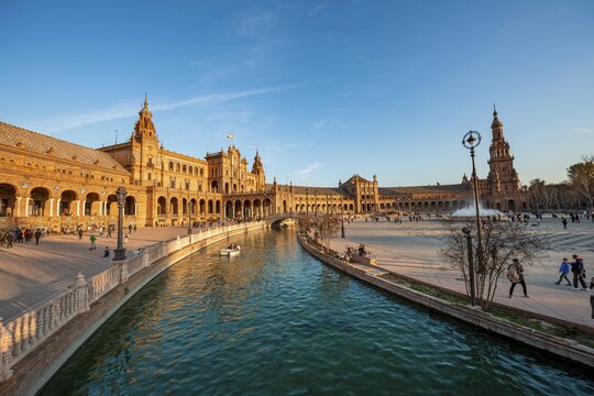 Plaza de Espa&ntilde;a in the evening light with canal, Sevilla, Andalusia, Spain