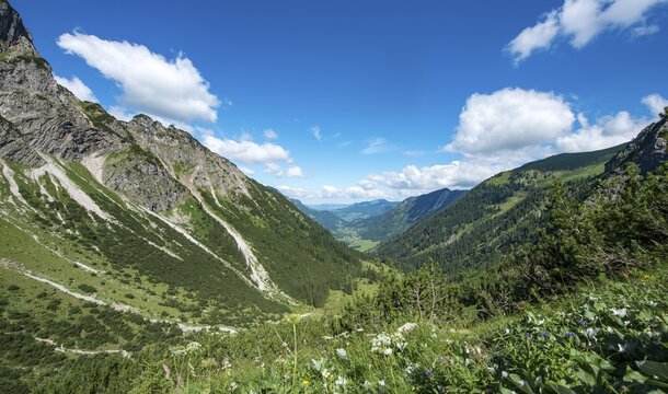 View into the Hintersteiner valley, hiking trail from Hinterstein to Schrecksee, Bad Hindelang, Hinterstein, Allg&auml;u, Bavaria, Germany