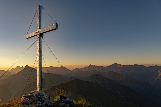 Summit cross of Kreuzspitze, in the background the Lechtal Alps at sunrise, Elmen, Lechtal Alps, Au&szlig;erfern, Tyrol, Austria