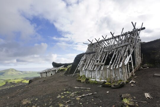 Dilapidated sheep shed, &THORN;akgil, Iceland