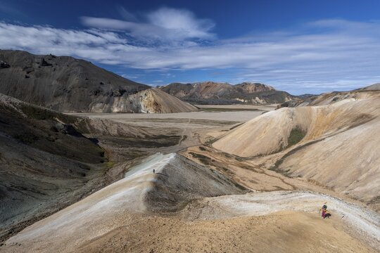 Rhyolite mountains, hikers, Landmannalaugar, Fjallabak, Icelandic highlands, Iceland