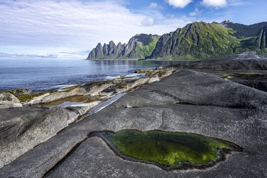 Tidal pool, rocky coast of Tungeneset, rocky peak Devil's Teeth, devil's teeth, Okshornan, Steinfjorden, Senja Island, Troms, Norway