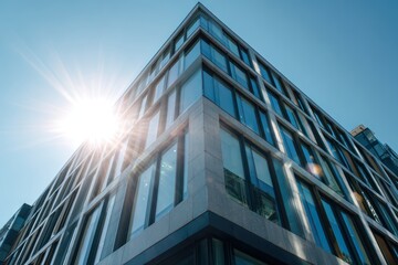 Obraz premium Sleek modern building reflecting bright sky