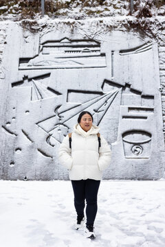 Portrait Beautiful asian fat woman smile happy travel and Standing on Sidewalk with Mountain and Cityscape Background. Enjoying a Sunny Winter Day in a Picturesque Town. posture suggests curiosity