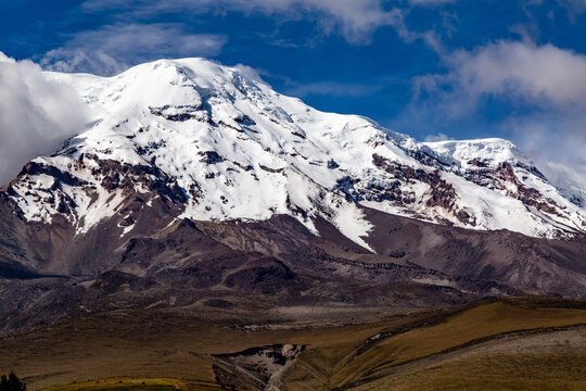 Paisaje andino con el volc&aacute;n Chimborazo 