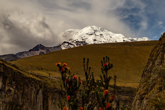 Paisaje andino con el volc&aacute;n Chimborazo 